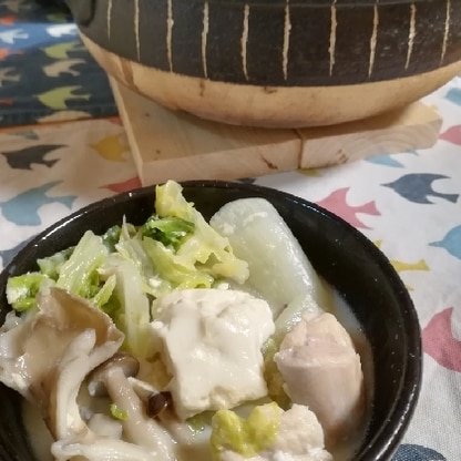 豆乳の優しくてまろやかな味に鶏肉のだしが溶け込んで、とってもおいしかったです～♪ゆず胡椒がいいアクセントになってますね！寒～い日に食べたいお鍋です☆